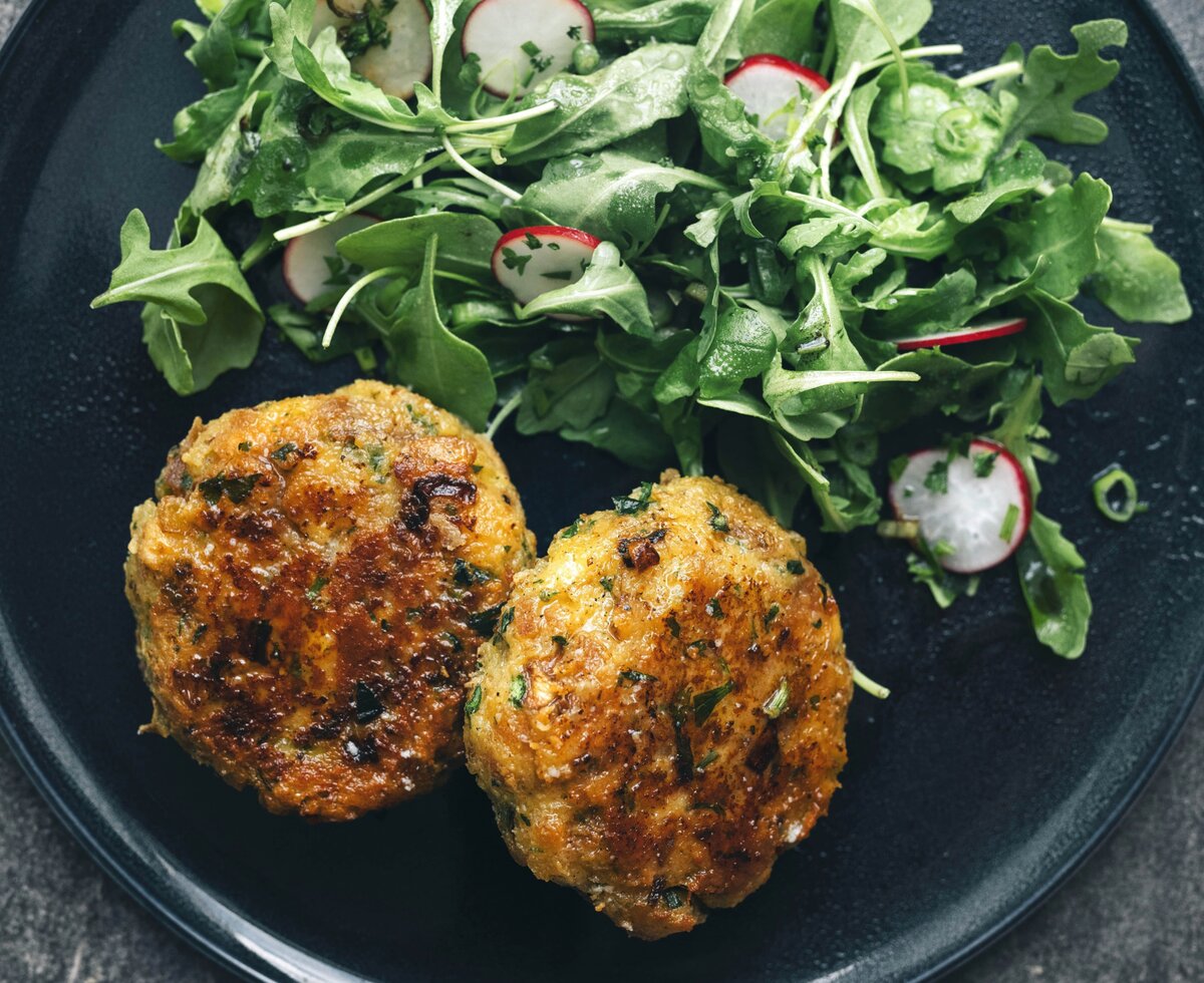 Kaspressknödel mit Salat | © Kathrin Koschitzki Kaspressknödel mit Salat | © Kathrin Koschitzki