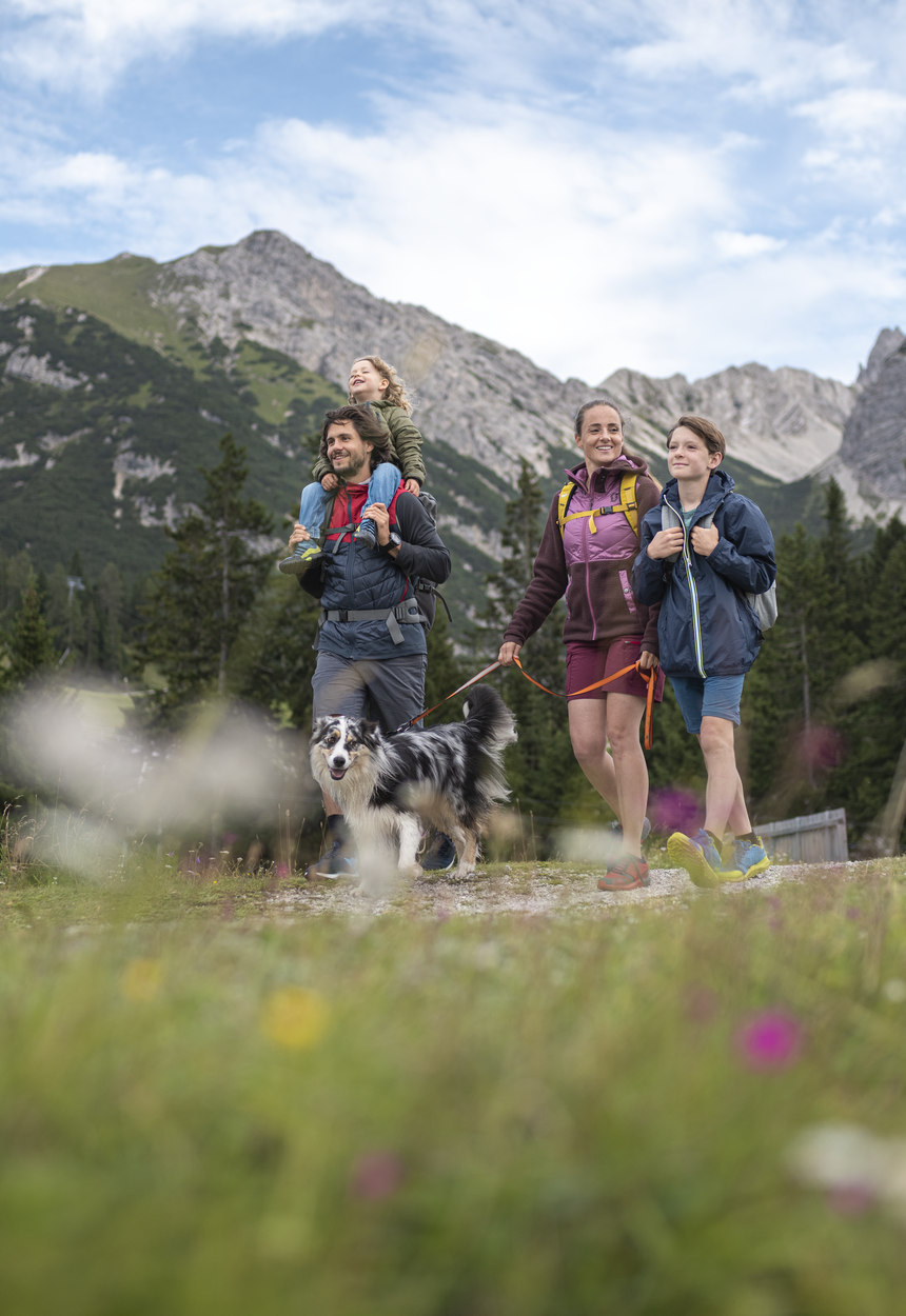 Familie beim Wandern am Kaltwassersee | © Region Seefeld/ Sebastian Marko