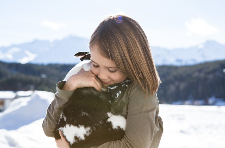 Kind mit Hase | © Webhofer/Urlaub am Bauernhof