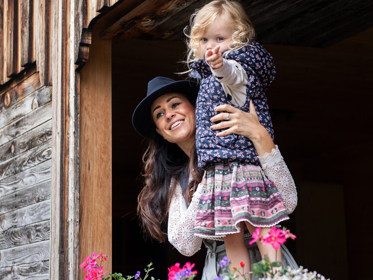 Mutter und Tochter genießen den Urlaub im traditionellen Bregenzerwälder Bauernhaus. | © Urlaub am Bauernhof Vorarlberg / Carletto Photography