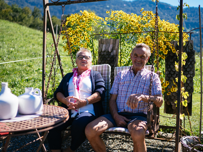 Großeltern sitzen im Garten | © Urlaub am Bauernhof / Daniel Gollner Großeltern sitzen auf einer Schaukel im Garten | © Urlaub am Bauernhof / Daniel Gollner