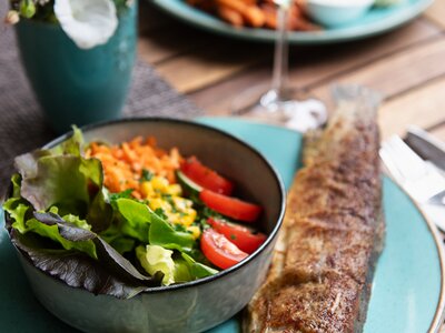 Im Gastgarten Tanna in Andelsbuch werden Fisch, Fleisch und Süßspeisen frisch und regional zubereitet. | © Urlaub am Bauernhof Vorarlberg / Carletto Photography