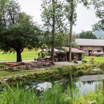 Im Gastgarten Tanna in Andelsbuch werden Fisch, Fleisch und Süßspeisen frisch und regional zubereitet. | © Urlaub am Bauernhof Vorarlberg / Carletto Photography