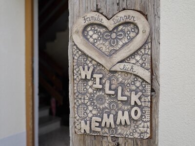Ton Schild mit dem Schirftzug Herzlich Willkommen  | © Urlaub am Bauernhof | Daniel Gollner 