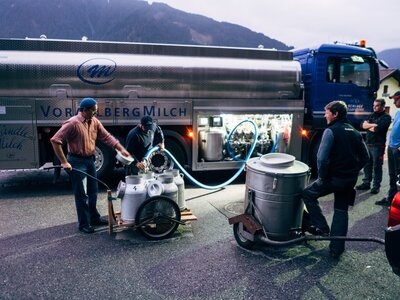 Montafoner Bauern treffen sich in den Morgenstunden am Milchsammelplatz | © Urlaub am Bauernhof Vorarlberg / Daniel Gollner Montafoner Bauern am Milchsammelplatz | © Urlaub am Bauernhof Vorarlberg / Daniel Gollner