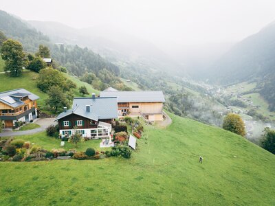Stallgebäude und Unterkunft am Bergbauernhof Ganahl | © Urlaub am Bauernhof Vorarlberg / Daniel Gollner Luftbild Bergbauernhof Ganahl | © Urlaub am Bauernhof Vorarlberg / Daniel Gollner