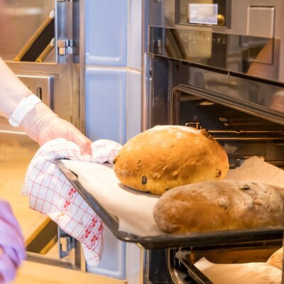 Ein Blech mit Osterbrot wird aus dem Backrohr geholt | © Urlaub am Bauernhof / Elisabeth Fröhlich