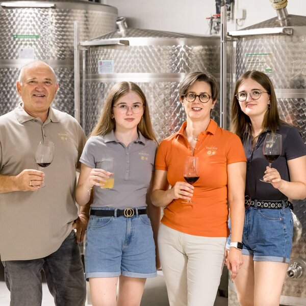 Die Familie des Hofes präsentiert in der Weinkellerei mit Edelstahltanks ihre eigenen Weine und Säfte.