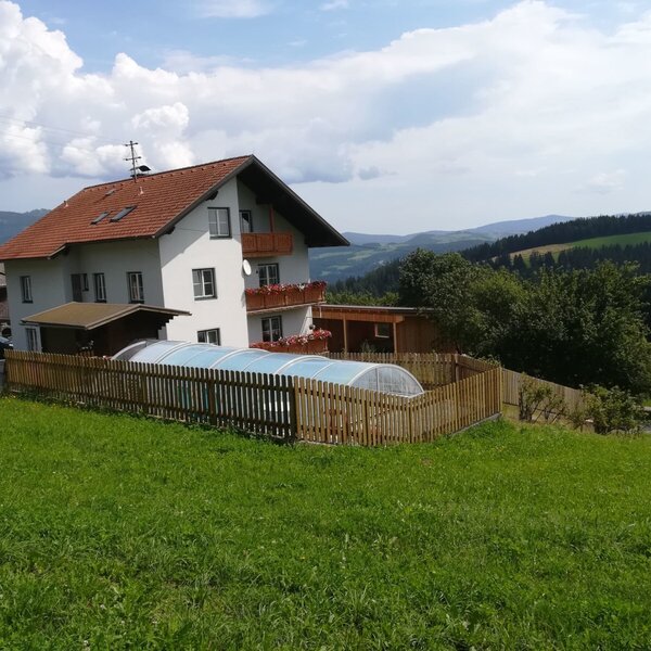 Außenansicht mit Pool