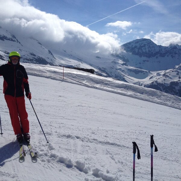 Ein Skifahrer auf der Piste vor einer Bergkulisse, typisch für die Wintersportregion rund um den Bauernhof.