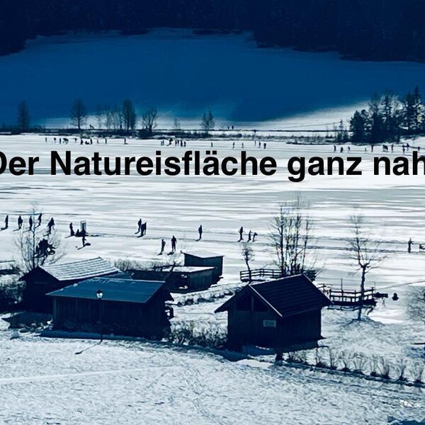 Der Weissensee als Natureisfläche mit Eisläufern, nahe dem Bauernhof gelegen.