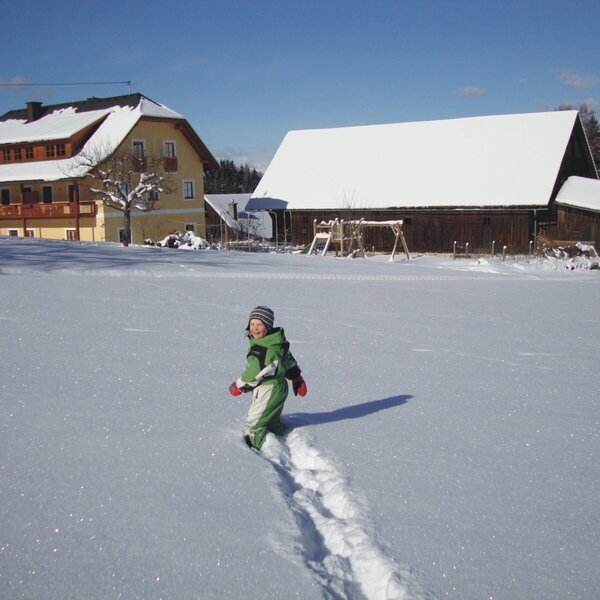 durch den Schnee stapfen