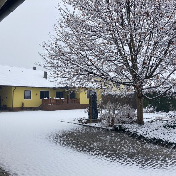 Verschneiter Innenhof