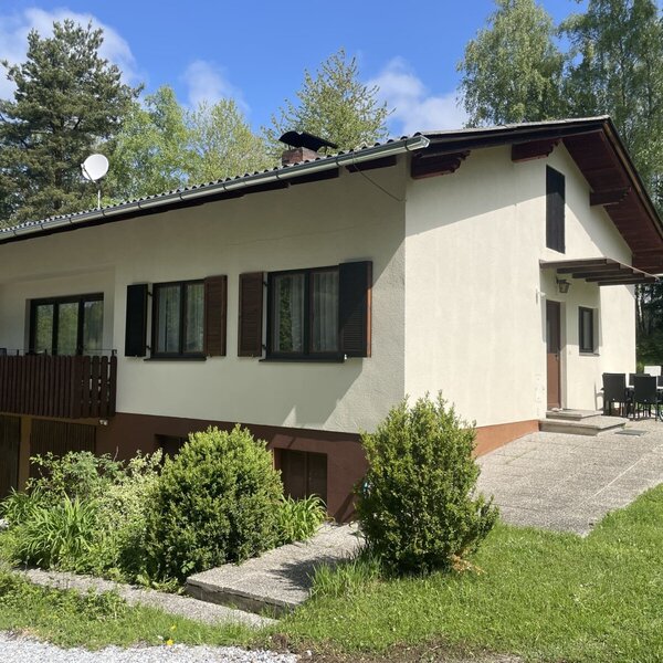 Der Bauernhof mit Balkon und einer Terrasse mit Sitzgelegenheiten.