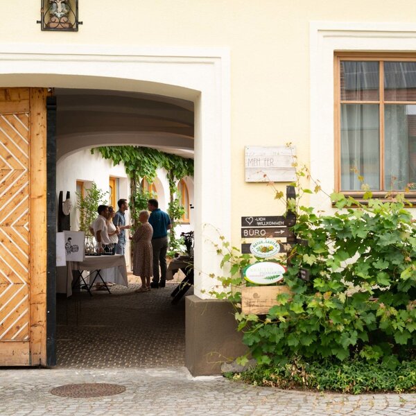 Hofeingang (c) Elisabeth Mandl, Weingut Mehofer