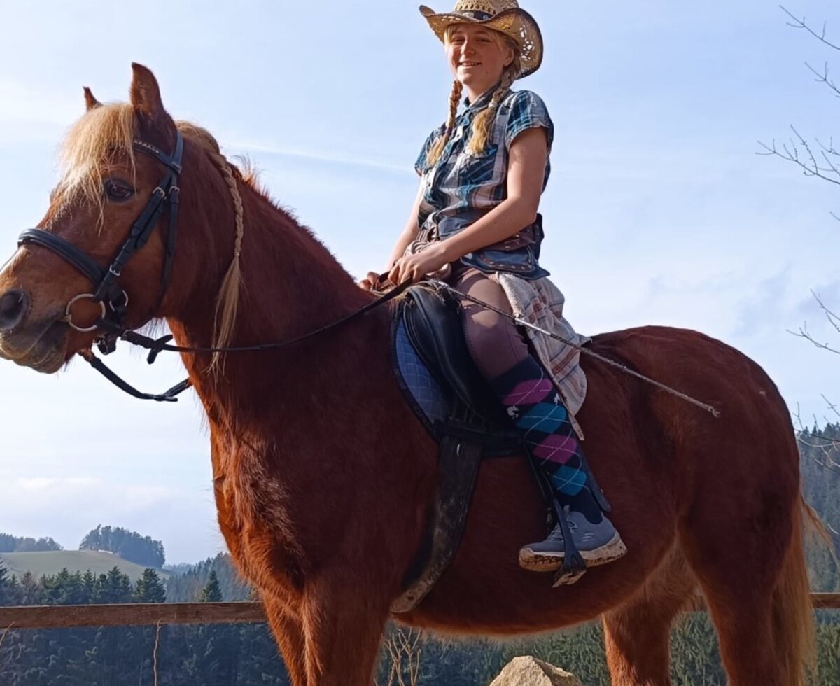 Reiten für Kinder auf dem Bauernhof.