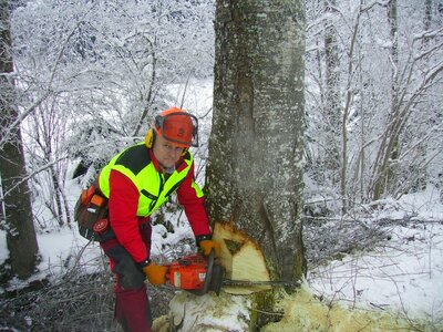Franz Schmeißl bei der Holzarbeit | © Ferienhaus Schwarzenbach