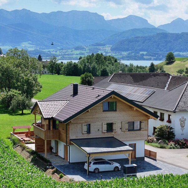 Der einladende Bauernhof mit dem neuen Traunsee-Chalet liegt ganz nah am See und bietet eine schöne Aussicht auf dasHöllengebirge.