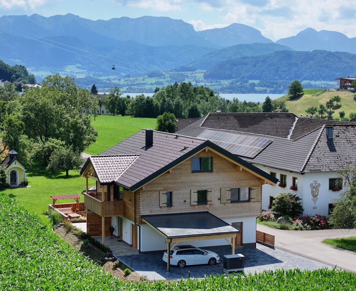 Der einladende Bauernhof mit dem neuen Traunsee-Chalet liegt ganz nah am See und bietet eine schöne Aussicht auf dasHöllengebirge.