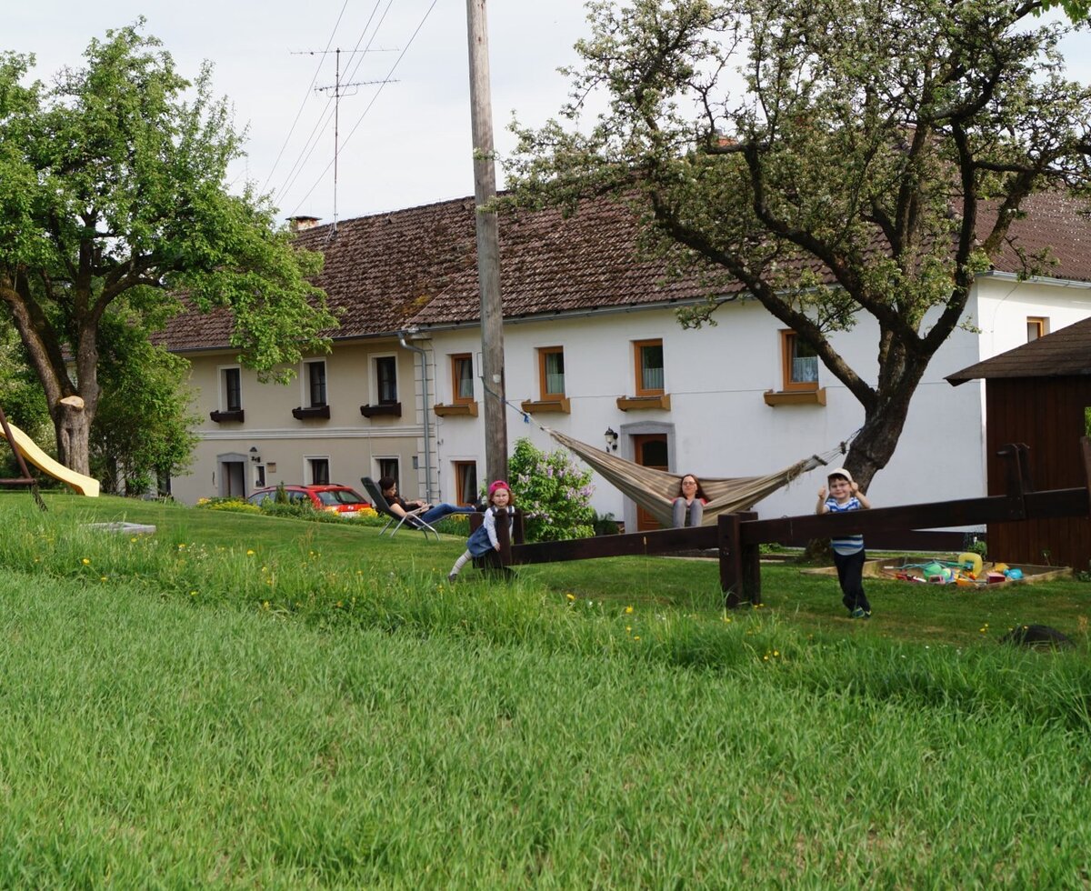 Hof und Spielplatz