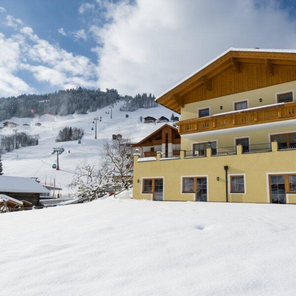 Winterfoto mit Lift daneben