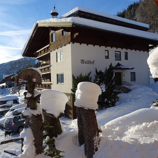 Haus Winter mit Parkplatz