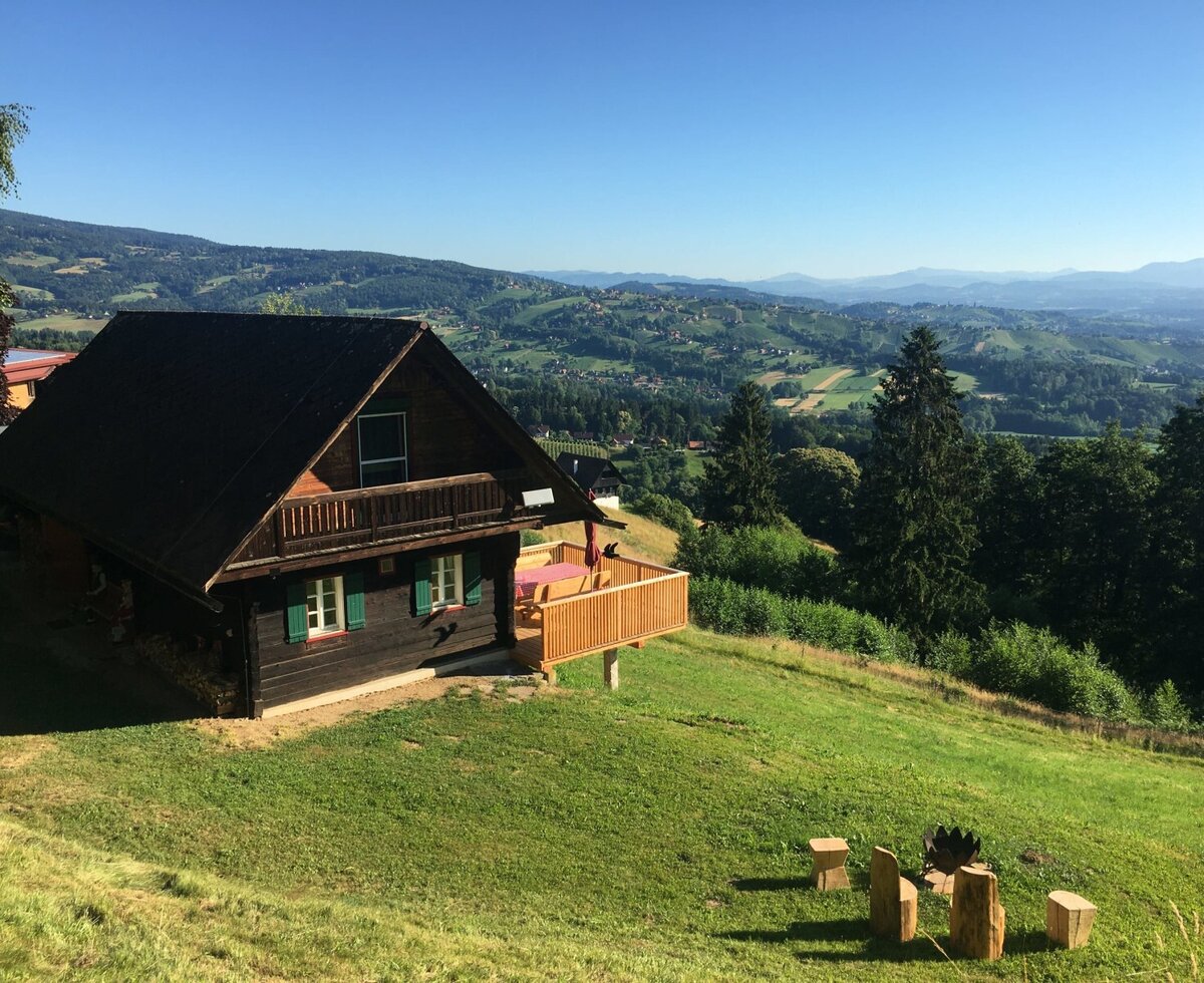 Der Bauernhof mit Balkon und Terrasse bietet eine weite Aussicht auf die umliegende Landschaft und verfügt über eine Feuerstelle im Garten.
