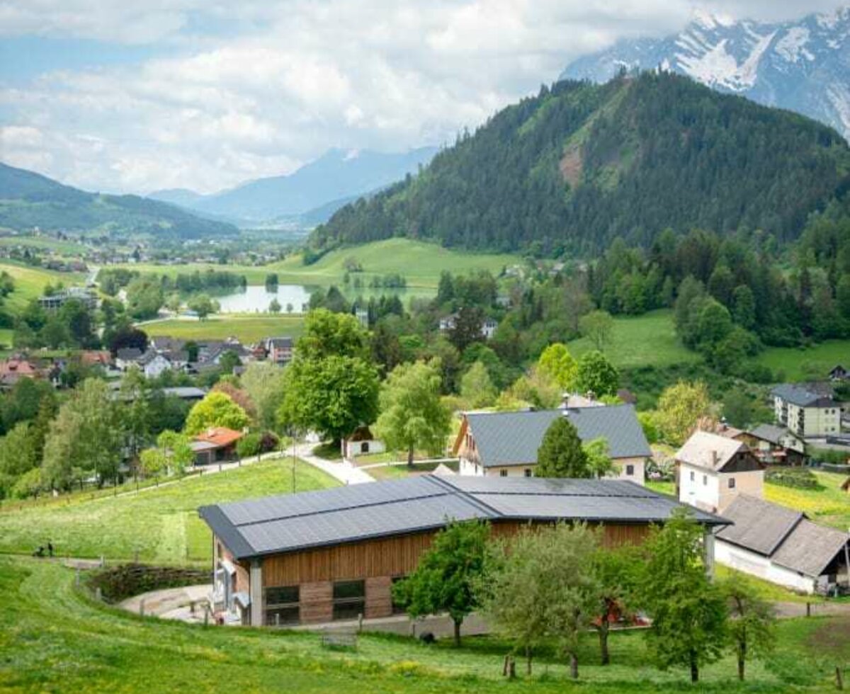Blick auf Hof, Putterersee und Grimming Blick auf Hof, Putterersee und Grimming