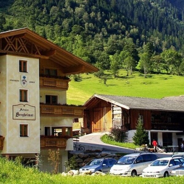 Alfaierhof & Bergheimat, circondato da prati e montagne nell'idilliaca valle di Gschnitz. Il luogo perfetto per il relax, la natura e la vera ospitalità tirolese.