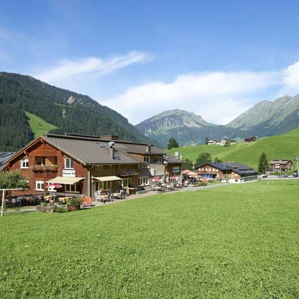 Outside view of the Schrannenhof with a magnificent view of the mountains