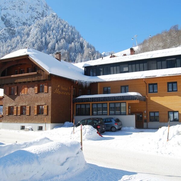 Alpenrose in Brand im Winter. Skiurlaub Brandnertal.